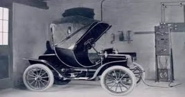 Early Electric Cars were Doomed by a Lack of Power Grids