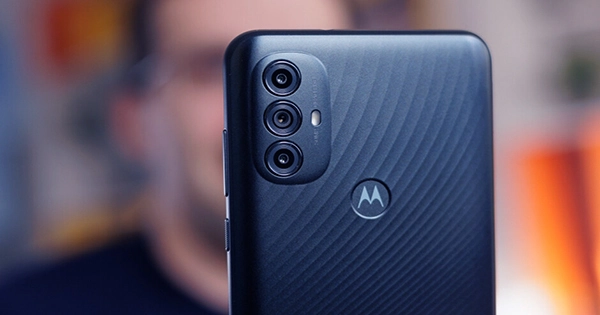 Motorola Still Has Fight Left as It Nabs No. 3 Spot in the US Market