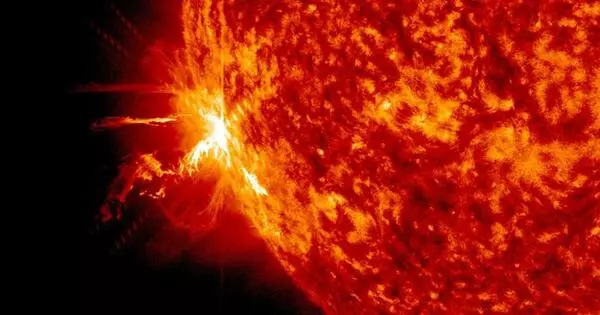 Solar Flares’ Mysterious Finger-like Properties are explained by Scientists