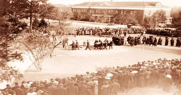 Booker-T.-Washingtons-coffin-being-carried-to-grave-site.