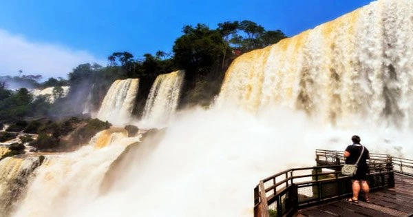 Spanning-2.7-kilometers-Iguazu-Falls-is-made-of-275-waterfalls-or-cataracts.
