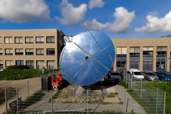 A solar hydrogen system that co-generates heat and oxygen