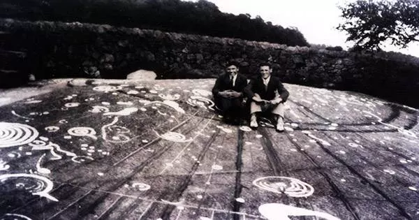 Two-young-men-sitting-on-the-Cochno-Stone-before-its-burial-in-1965.-Ludovic-Manns-paintjob-is-very-clear
