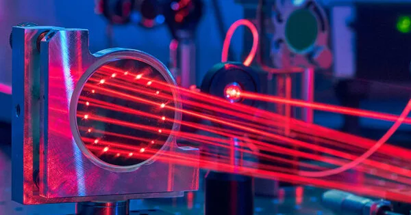The Photonics Team creates High-performance Ultrafast Lasers the Size of a Fingertip