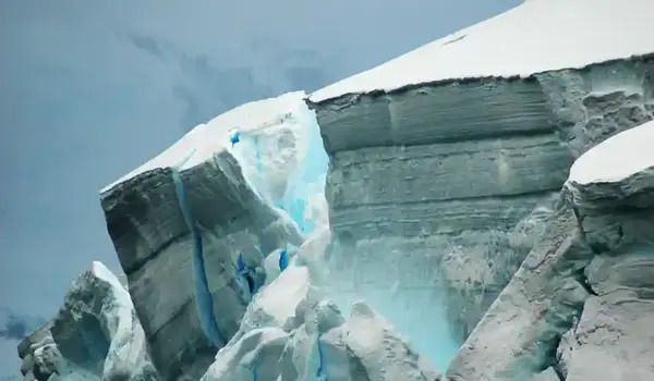 Ocean currents threaten to collapse Antarctic ice shelves