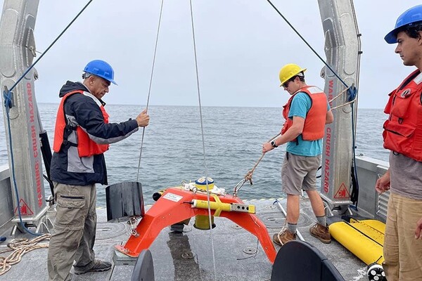 Researchers address ocean paradox with 55 gallons of fluorescent dye